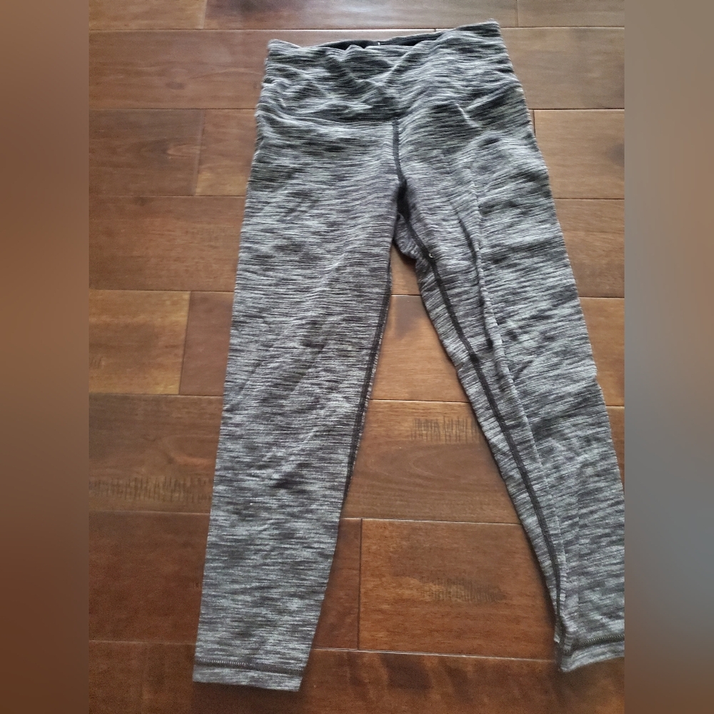 Victoria Sport gray cropped leggings size XS fits girls 14-16 only worn twice